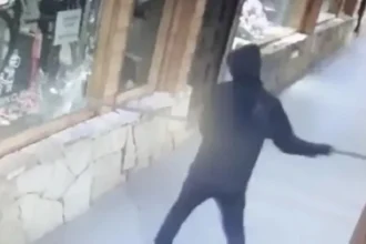 Palpalá: agresión violenta de un hombre contra su ex pareja en un local comercial