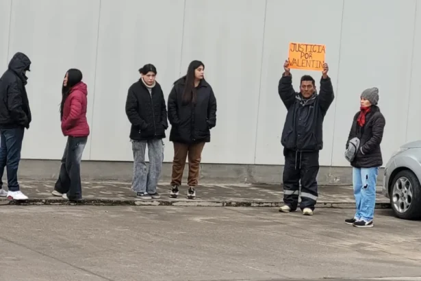 Muerte de Valentín Llampa: familiares y amigos se congregaron en la morgue
