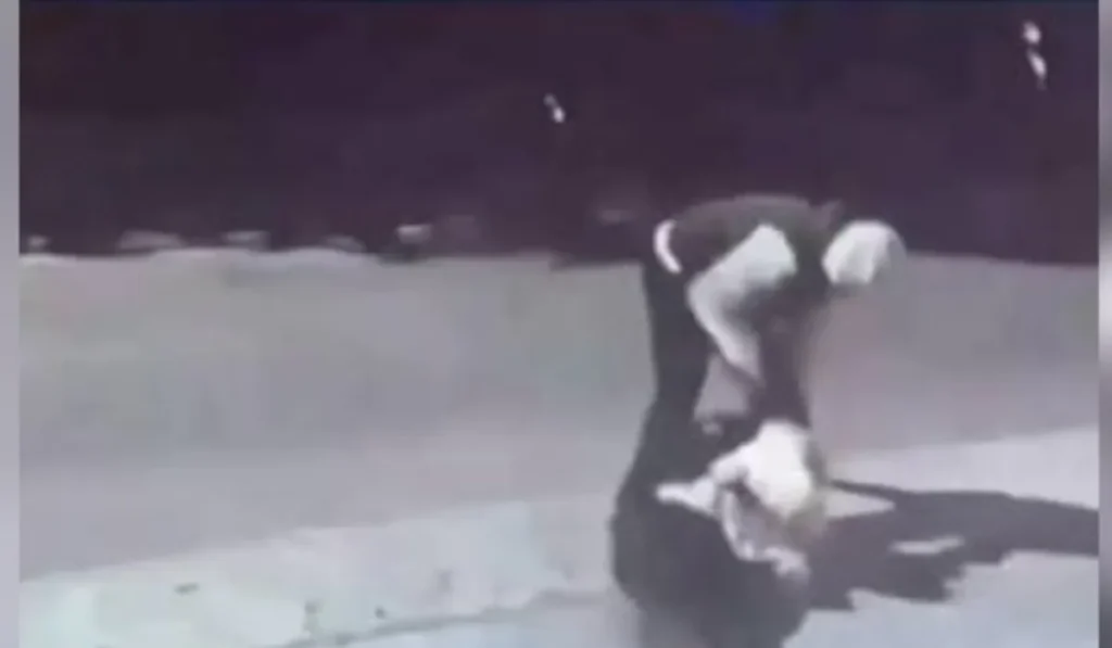Un niño de 11 años intentó defender a su madre de una golpiza y fue atacado a patadas