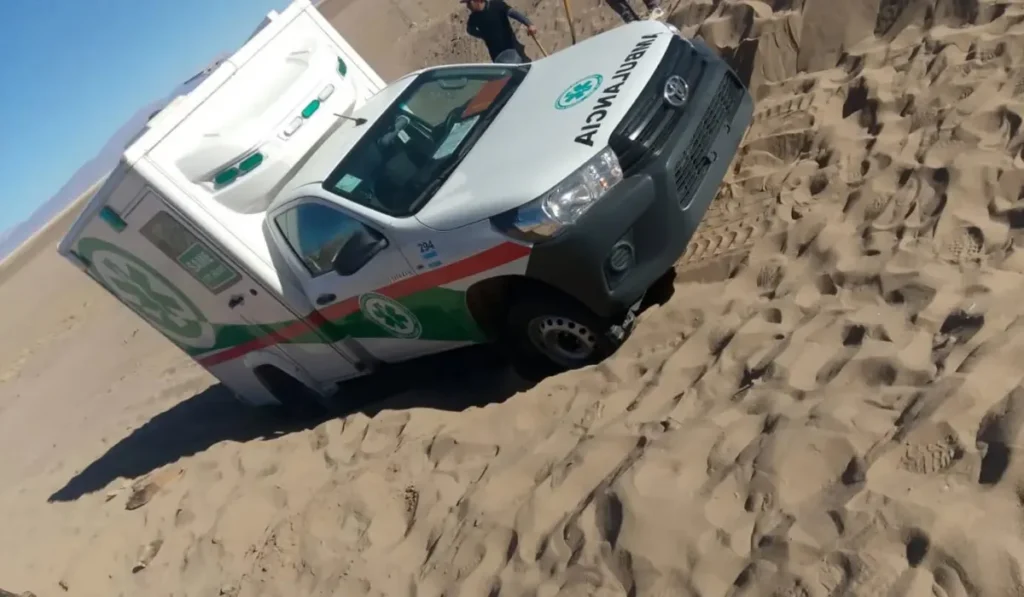 Ambulancia atrapada en arena en la Puna: emergencia médica en la Ruta Provincial 11