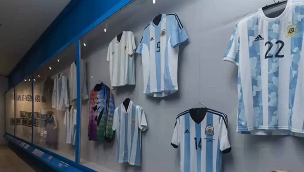 Exposición de camisetas argentinas rinde homenaje a Pancho Rojas