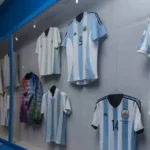 Exposición de camisetas argentinas rinde homenaje a Pancho Rojas