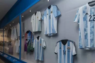 Exposición de camisetas argentinas rinde homenaje a Pancho Rojas