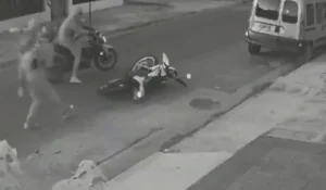 Violento robo de moto en Palpalá: dos delincuentes atacaron a golpes a un vecino