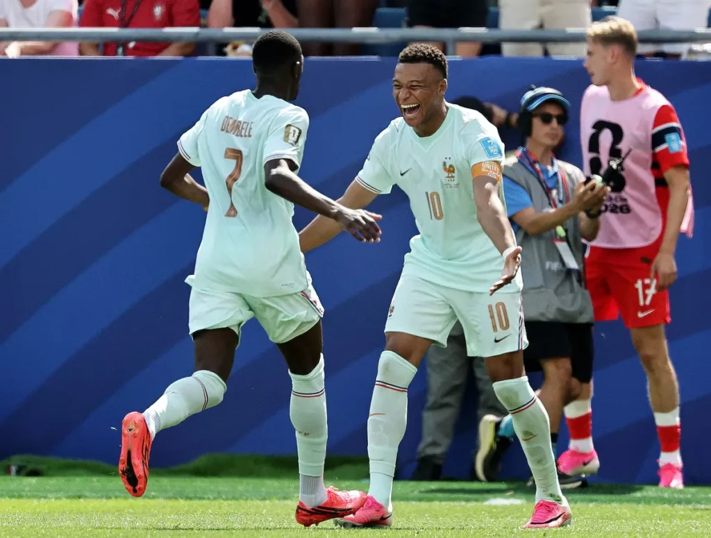 Francia goleó a Noruega 4-1 y aseguró el primer lugar del Grupo I