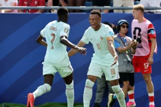 Francia goleó a Noruega 4-1 y aseguró el primer lugar del Grupo I
