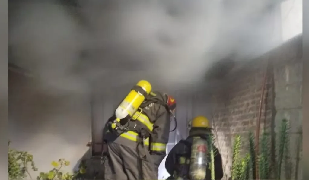 Rescatan a una mujer inconsciente por un incendio en Chijra y la internan de urgencia