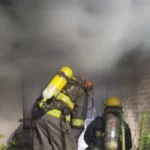 Rescatan a una mujer inconsciente por un incendio en Chijra y la internan de urgencia