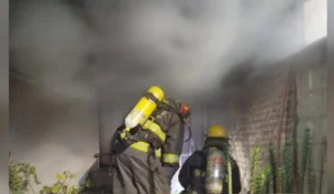 Rescatan a una mujer inconsciente por un incendio en Chijra y la internan de urgencia