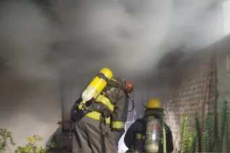 Rescatan a una mujer inconsciente por un incendio en Chijra y la internan de urgencia