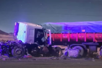 Un muerto y un herido tras un brutal choque frontal de camiones en Ruta 52