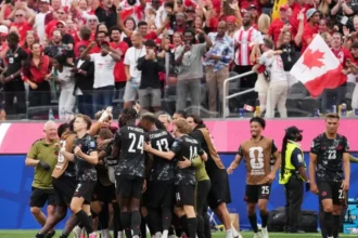 Canadá clasifica a octavos de final con un gol en el tiempo de descuento frente a Sudáfrica