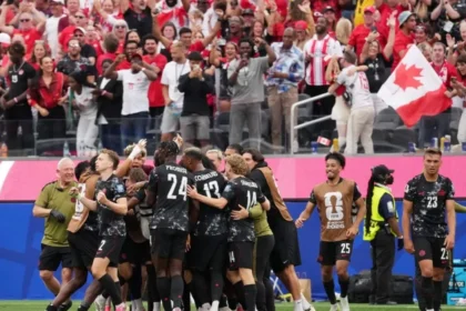 Canadá clasifica a octavos de final con un gol en el tiempo de descuento frente a Sudáfrica