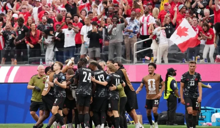 Canadá clasifica a octavos de final con un gol en el tiempo de descuento frente a Sudáfrica