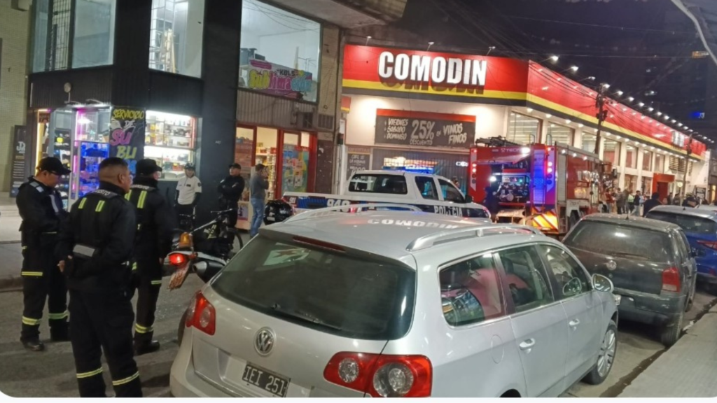 Incendio de vehículo en supermercado: la rápida acción evitó daños mayores