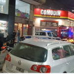 Incendio de vehículo en supermercado: la rápida acción evitó daños mayores