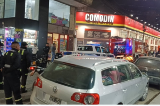 Incendio de vehículo en supermercado: la rápida acción evitó daños mayores