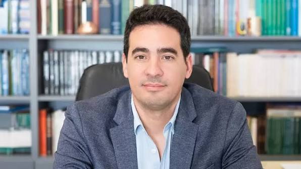 Adrián Ravier asume como nuevo vocero presidencial tras la salida de Adorni