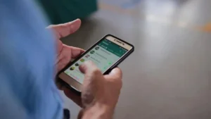 Alerta por estafas en WhatsApp con alias de empresas