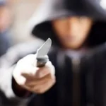 Apuñalamiento en barrio San Martín: atacó a un hombre y amenazó a policías con cuchillos