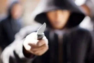 Apuñalamiento en barrio San Martín: atacó a un hombre y amenazó a policías con cuchillos