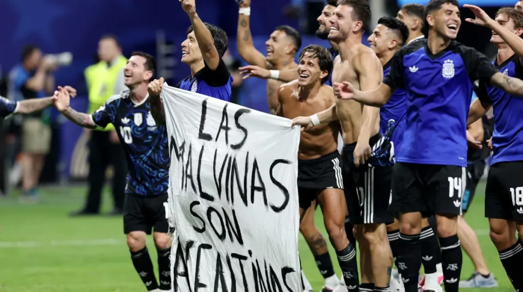 Bandera Malvinas Argentina en festejo de jugadores tras triunfo