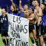 Bandera Malvinas Argentina en festejo de jugadores tras triunfo