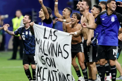 Bandera Malvinas Argentina en festejo de jugadores tras triunfo