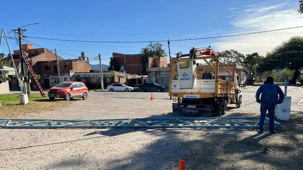 Caída de cartel en Palpalá: el viento derribó el acceso a Río Blanco
