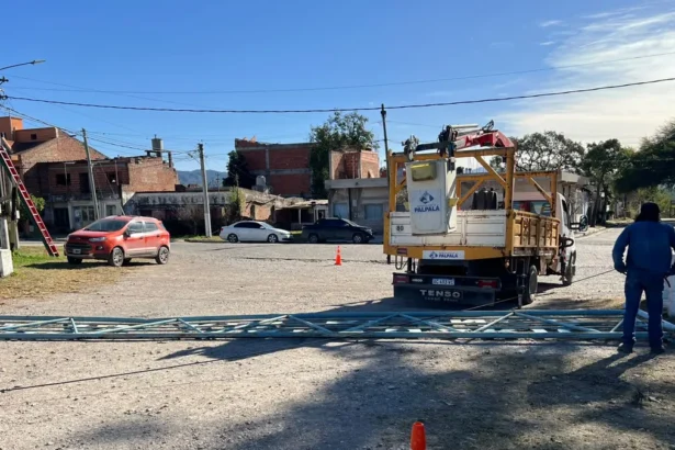 Caída de cartel en Palpalá: el viento derribó el acceso a Río Blanco