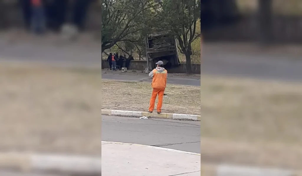 Camión de LIMSA chocó contra paredón en avenida 19 de Abril y quedó colgado sobre el Xibi Xibi