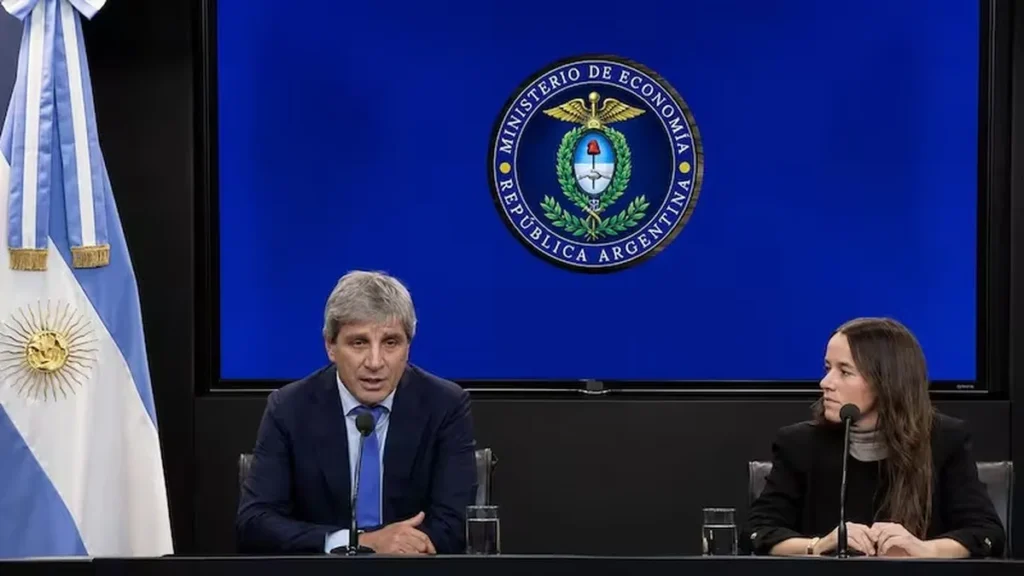 Caputo presenta nuevo proyecto para los dólares del colchón