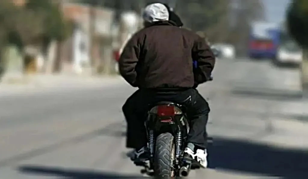 Emboscada en Coronel Arias: motochorros sujetaron la cabeza del conductor en un semáforo