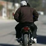 Emboscada en Coronel Arias: motochorros sujetaron la cabeza del conductor en un semáforo