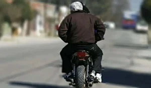 Emboscada en Coronel Arias: motochorros sujetaron la cabeza del conductor en un semáforo