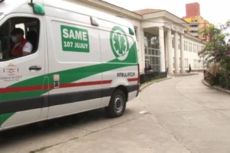 Estado crítico de uno de los jóvenes apuñalados en Perico: parte médico y evolución