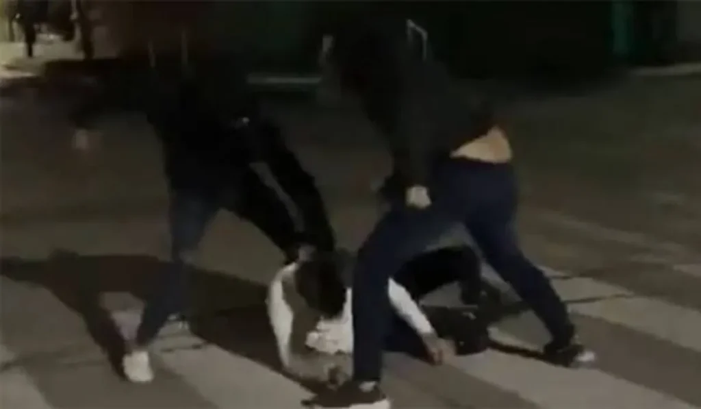 Fiesta clandestina en Alto Comedero: un menor apuñalado tras disturbios