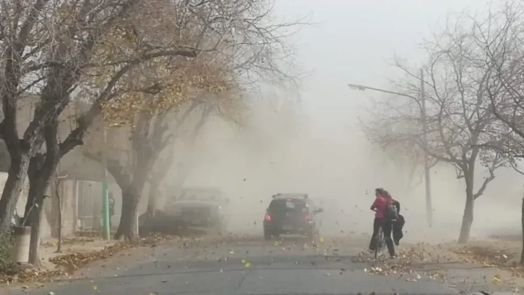 Fuerte viento norte azotó Jujuy y continúa la alerta del SMN