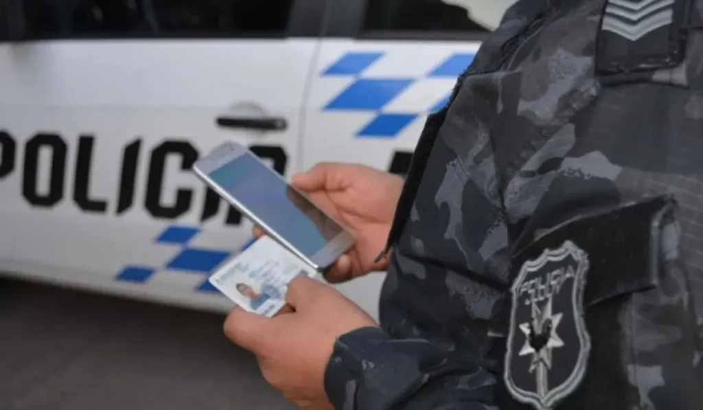 Fuga en Coronel Arias: no lo esposaron y escapó con su auto