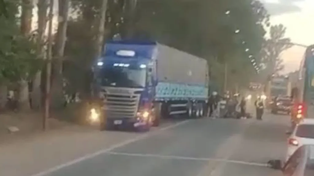 Grave choque entre camión y moto en Fraile Pintado: mujer internada