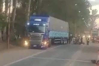 Grave choque entre camión y moto en Fraile Pintado: mujer internada