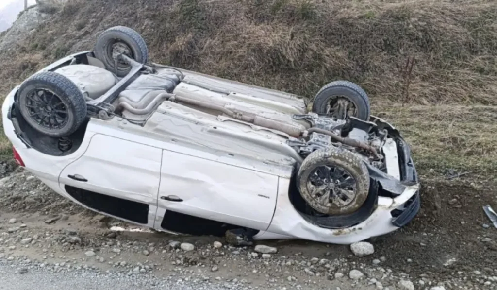 Hallan a un conductor sin vida dentro de su auto volcado en Aguas Calientes