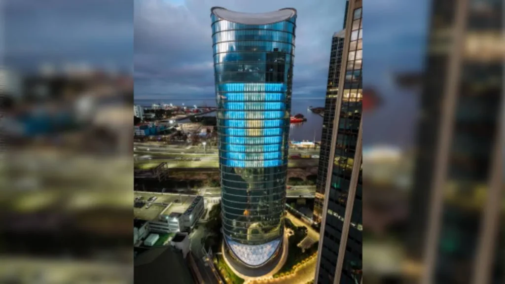 La Torre Macro vuelve a lucir la bandera argentina más grande del país