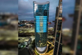 La Torre Macro vuelve a lucir la bandera argentina más grande del país
