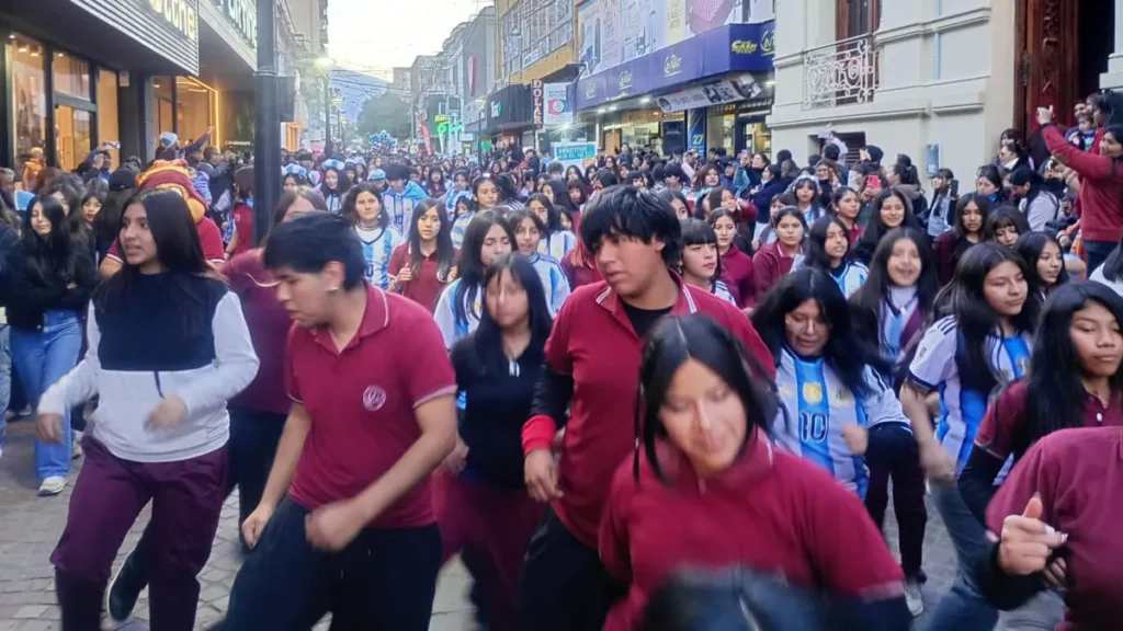 El Mundial se vivió en la Peatonal Belgrano con un flashmob del Polivalente de Arte