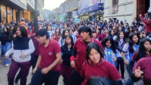 El Mundial se vivió en la Peatonal Belgrano con un flashmob del Polivalente de Arte