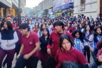 El Mundial se vivió en la Peatonal Belgrano con un flashmob del Polivalente de Arte