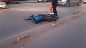 Choque en avenida Balbín: un motociclista resultó herido y fue trasladado al Hospital Pablo Soria