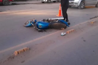 Choque en avenida Balbín: un motociclista resultó herido y fue trasladado al Hospital Pablo Soria