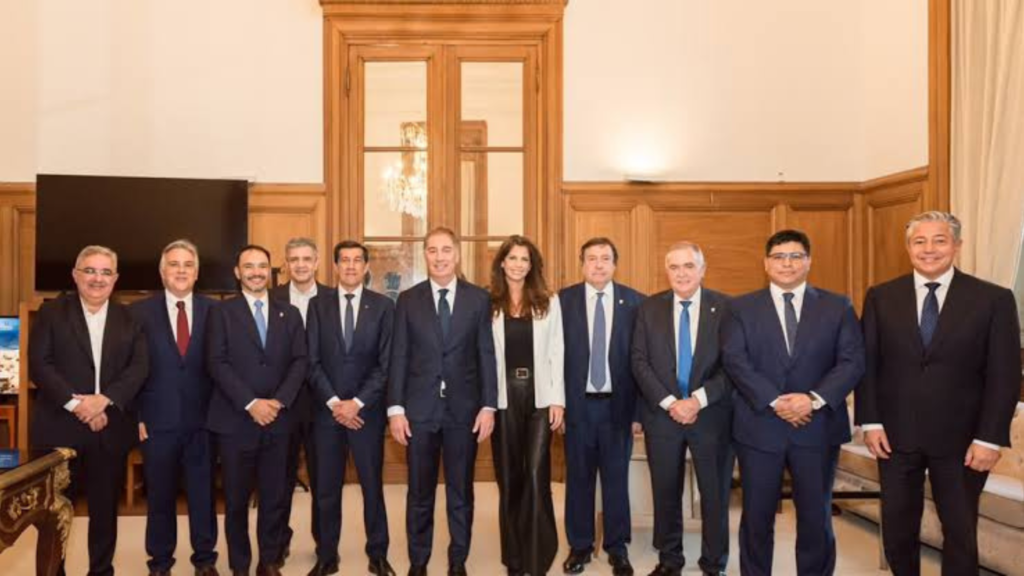 Carlos Sadir participó en la asunción de Diego Santilli y fortaleció el diálogo con gobernadores